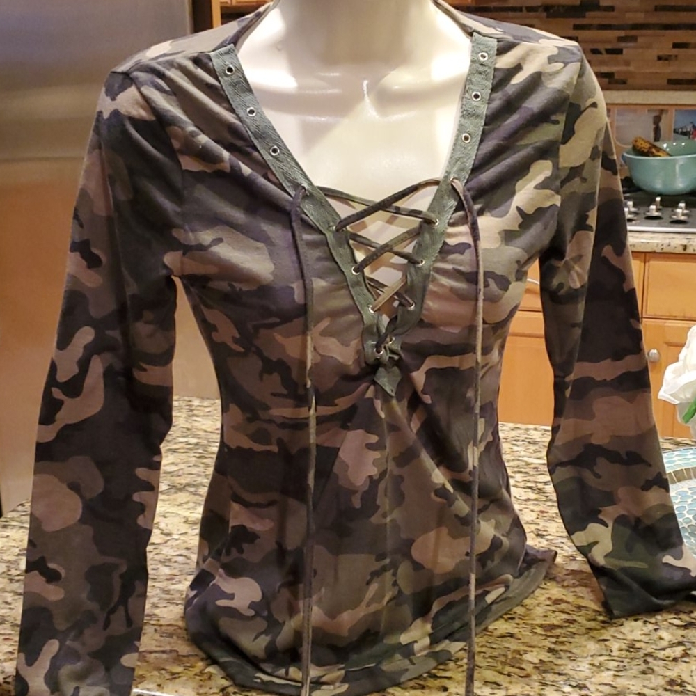 V neck camo long sleeve top